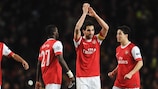 O capitão do Arsenal, Cesc Fàbregas, lidera os festejos no final da primeira mão