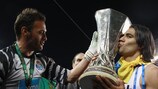 Portos Falcao küsst den Pokal der UEFA Europa League