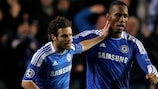 Didier Drogba (à direita) festeja o primeiro golo do Chelsea com Juan Mata