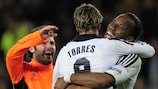 Fernando Torres (ao centro), Didier Drogba (à direita) e Juan Mata comemoram a vitória do Chelsea na eliminatória
