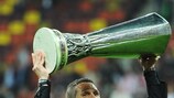 Diego Simeone mit dem Pokal der UEFA Europa League