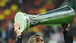 Diego Simeone con il trofeo della UEFA Europa League