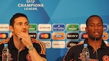 Frank Lampard (à esquerda) e Didier Drogba na conferência de imprensa pré-jogo