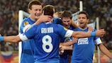 Giuliano riceve i complimenti dei compagni dopo il terzo gol del Dnipro