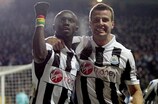 Papiss Cissé e Steven Taylor festeggiano il gol-partita del Newcastle contro l'Anji