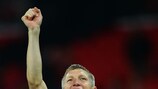 Bastian Schweinsteiger levanta el trofeo de la UEFA Champions League