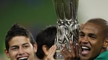Fernando (dx) festeggia la conquista della UEFA Europa League con il Porto nel 2011