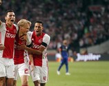 Le buteur de l'Ajax Kasper Dolberg (au centre) félicité après son égalisation face au PAOK