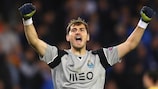 Iker Casillas comemora um golo do Porto na fase de grupos