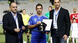 Yiannis Okkas recibió el premio de la UEFA por sus 100 partidos como internacional
