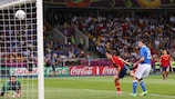 David Silva apre le marcature spagnole in finale