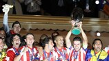 Die Mannschaft von Club Atlético de Madrid feiert den Gewinn des UEFA-Superpokals 2012