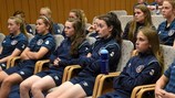 La squadra femminile U17 della Repubblica d'Irlanda ascolta il messaggio della UEFA sulla lotta al doping