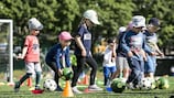 Des enfants découvrent la joie de jouer au football en Finlande.