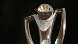 Le trophée de la Coupe des Régions de l'UEFA