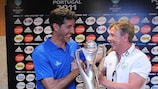 Dito e Gerry Smith posam com o troféu da Taça das Regiões da UEFA