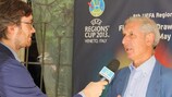 El embajador de la Copa de las Regiones de la UEFA Albertino Bigon habla en el sorteo en Abano Terme