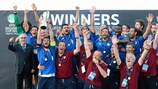 Paolo Gagno brandit le trophée de la Coupe des Régions de l'UEFA après la victoire de Veneto