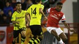 Alex Iwobi, do Arsenal, tenta escapar aos jogadores do Dortmund