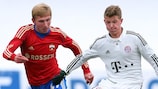 Pavel Kotov persegue Daniel Hägler, autor do golo da vitória do Bayern