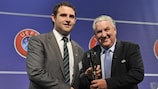 James Cully, capitán de la Región del Este, recibió el premio Juego Limpio de la Copa de las Regiones de la UEFA de manos del presidente del Comité de Fútbol Juvenil y Amateur, Jim Boyce