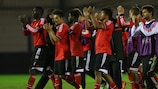 Os jogadores do Benfica festejam o triunfo nos quartos-de-final, em Inglaterra