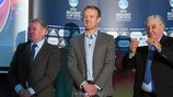 Председатель Комитета УЕФА по детско-юношескому и любительскому футболу Джим Бойс демонстрирует бумажку с названием одной из команд