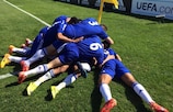 O Chelsea comemora após inaugurar o marcador frente ao Shakhtar, na final