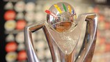O troféu em disputa na Taça das Regiões da UEFA