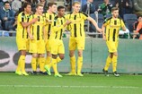 O Dortmund festeja o remate portentoso de Julian Schwermann frente ao Maccabi Haifa