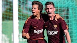 Игроки "Барселоны" празднуют гол в ворота "Спортинга"