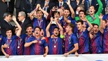 Barcelone brandit le trophée