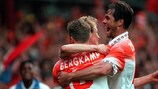 Dennis Bergkamp é felicitado após marcar o segundo golo holandês