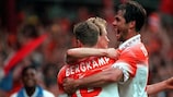 Dennis Bergkamp viene festeggiato dopo il gol