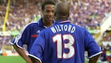 Thierry Henry et Sylvain Wiltord fêtent l'un des trois buts français