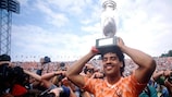 Frank Rijkaard sujeta el trofeo tras la victoria holandesa en la EURO '88