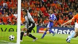 Robin van Persie festeja o seu golo frente à França