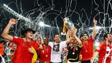 Los jugadores españoles disfrutan del trofeo