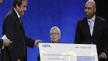 O Presidente da UEFA, Michel Platini, na entrega do prémio a Joyce Cook