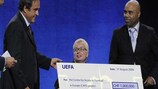 UEFA-Präsident Michel Platini und die CAFE-Geschäftsführerin Joyce Cook