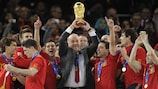 Vicente del Bosque ergue o troféu de campeão do Mundo
