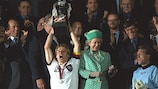 Le capitaine de l'Allemagne Jürgen Klinsmann brandit le trophée