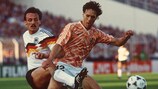 Marco Van Basten deu muitas dores de cabeça a Jürgen Kohler na meia-final do EURO'88
