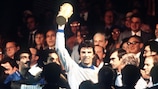Dino Zoff levanta el trofeo de la Copa Mundial de la FIFA de 1982, 14 años después de lograr su primer gran triunfo con Italia