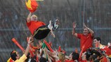 Luis Aragonés viene festeggiato dai suoi ragazzi dopo il trionfo della Spagna a UEFA EURO 2008