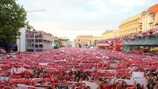 Aficionados polacos en la fan zone de Polonia