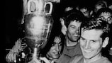 Giacinto Facchetti levanta el trofeo en 1968