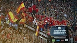 Os jogadores espanhóis festejam o seu sucesso, no regresso a Madrid