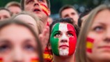 Adeptos espanhóis e italianos assistem à final na fan zone de Varsóvia