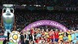 Los jugadores de España celebran el triunfo contra Italia tras ganar en la final